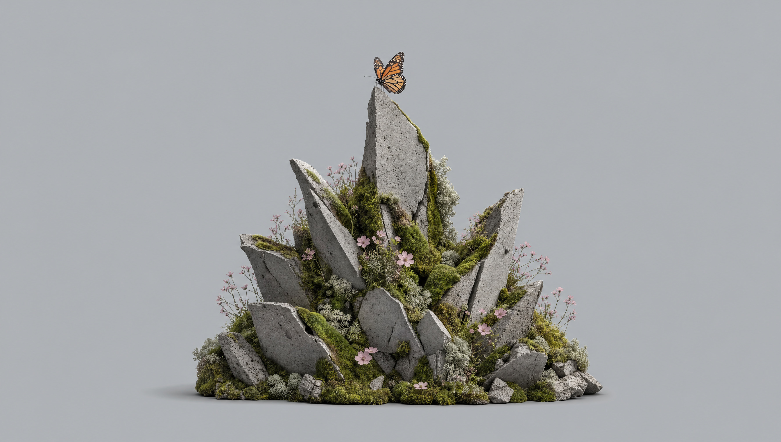 Escultura de betão parcialmente coberta de musgo, centrada, com margens laterais iguais e borboleta pousada no topo